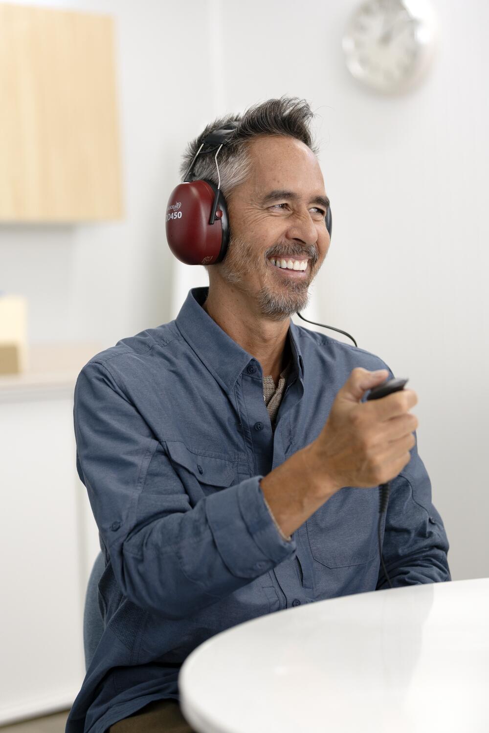 Hörtest in einem Moser Hörgeräte Fachgeschäft